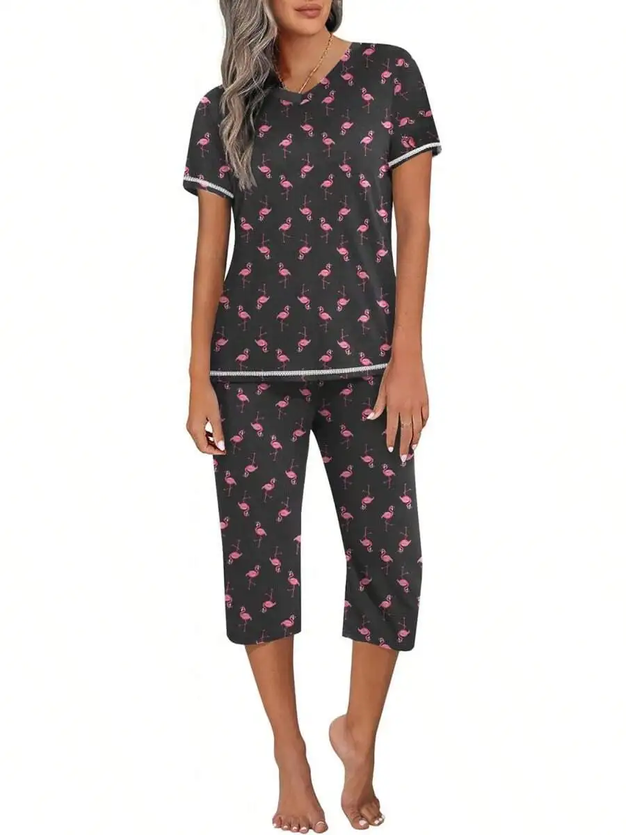 Conjunto de pijama de manga corta con cuello en V para mujer con pantalones capri y estampado de flamencos