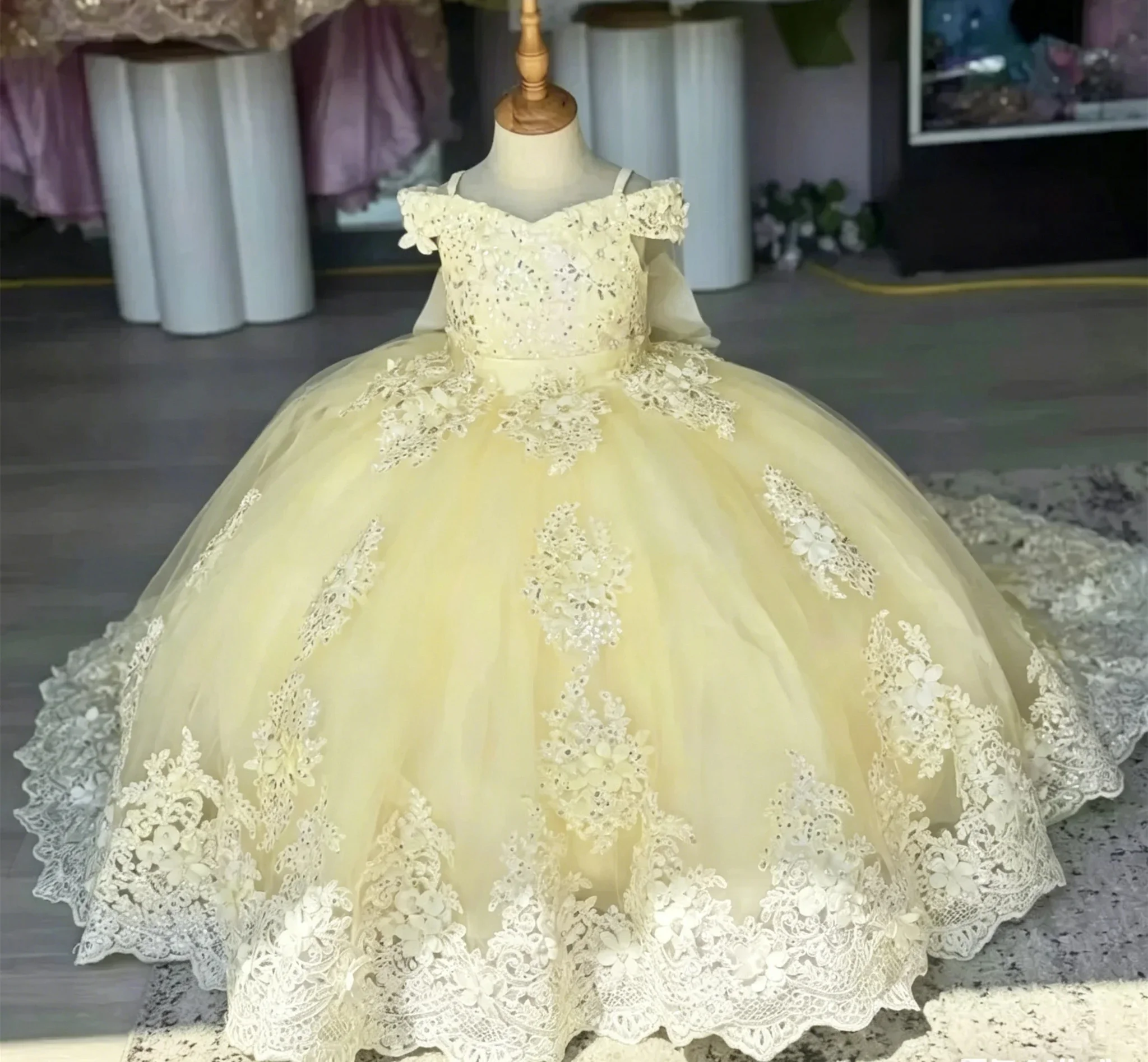 Maßgeschneiderte weiße Blumenmädchenkleider für Hochzeiten, Spitzenapplikationen, für Kinder, Neugeborene, Party, Federn, Perlen, Erstkommunion, Ballkleid – Detail 4