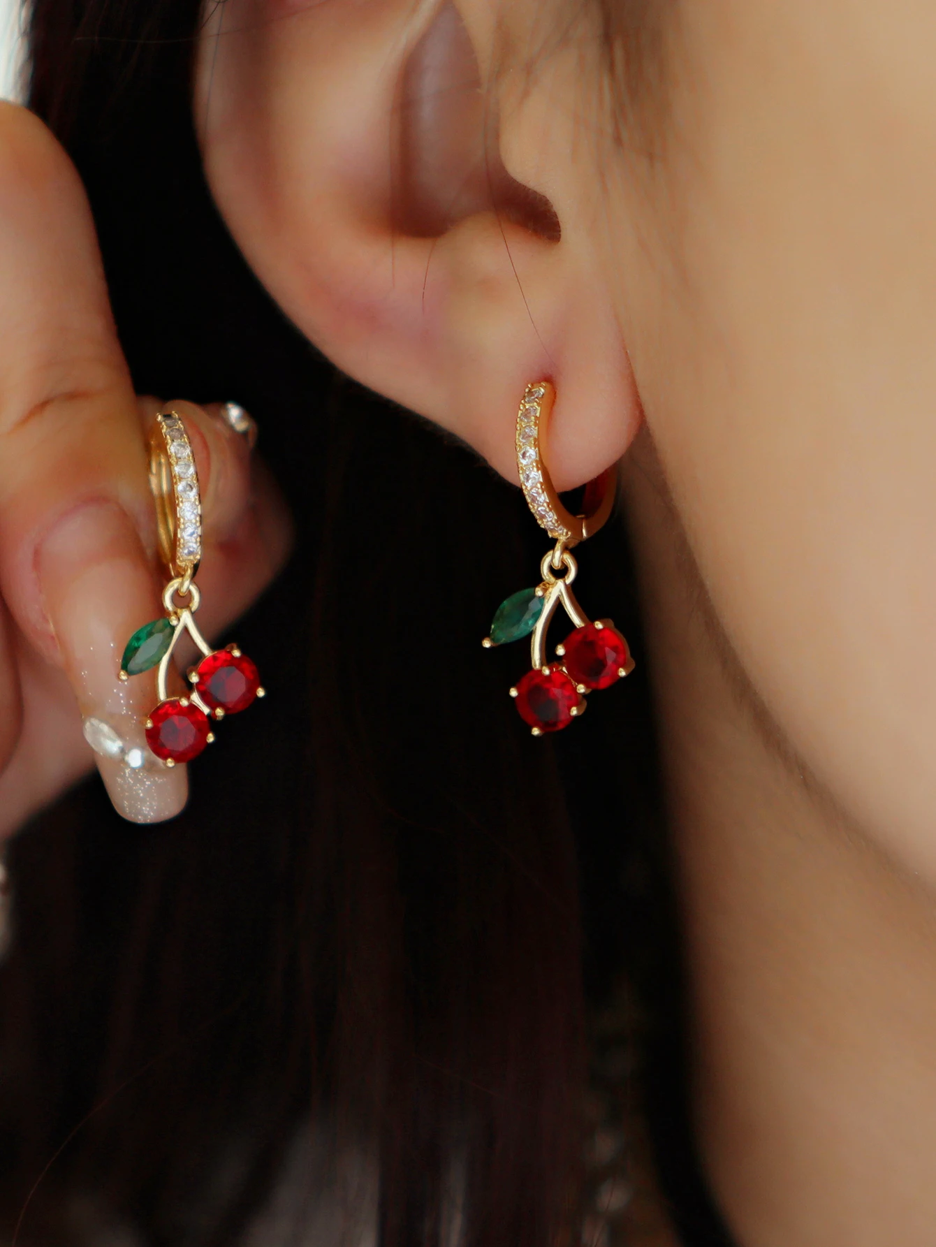 Pendientes Huggie de cereza con incrustaciones de circonita cúbica y piedras preciosas de colores, joyería con forma de fruta delicada para mujer, uso diario y de fiesta