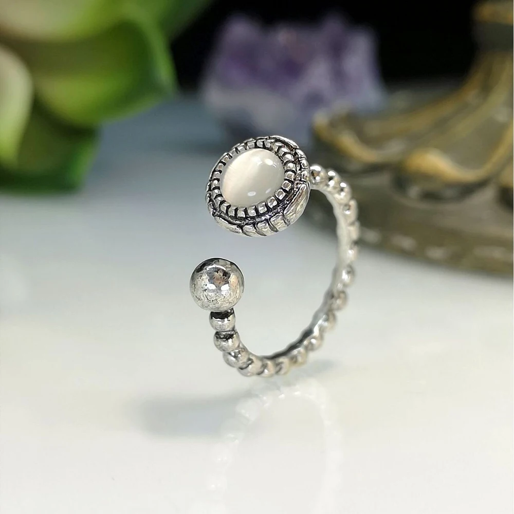 

Fashion Women's Personality Gift Simple, retro, personality, inlaid moonstone open-ended ring