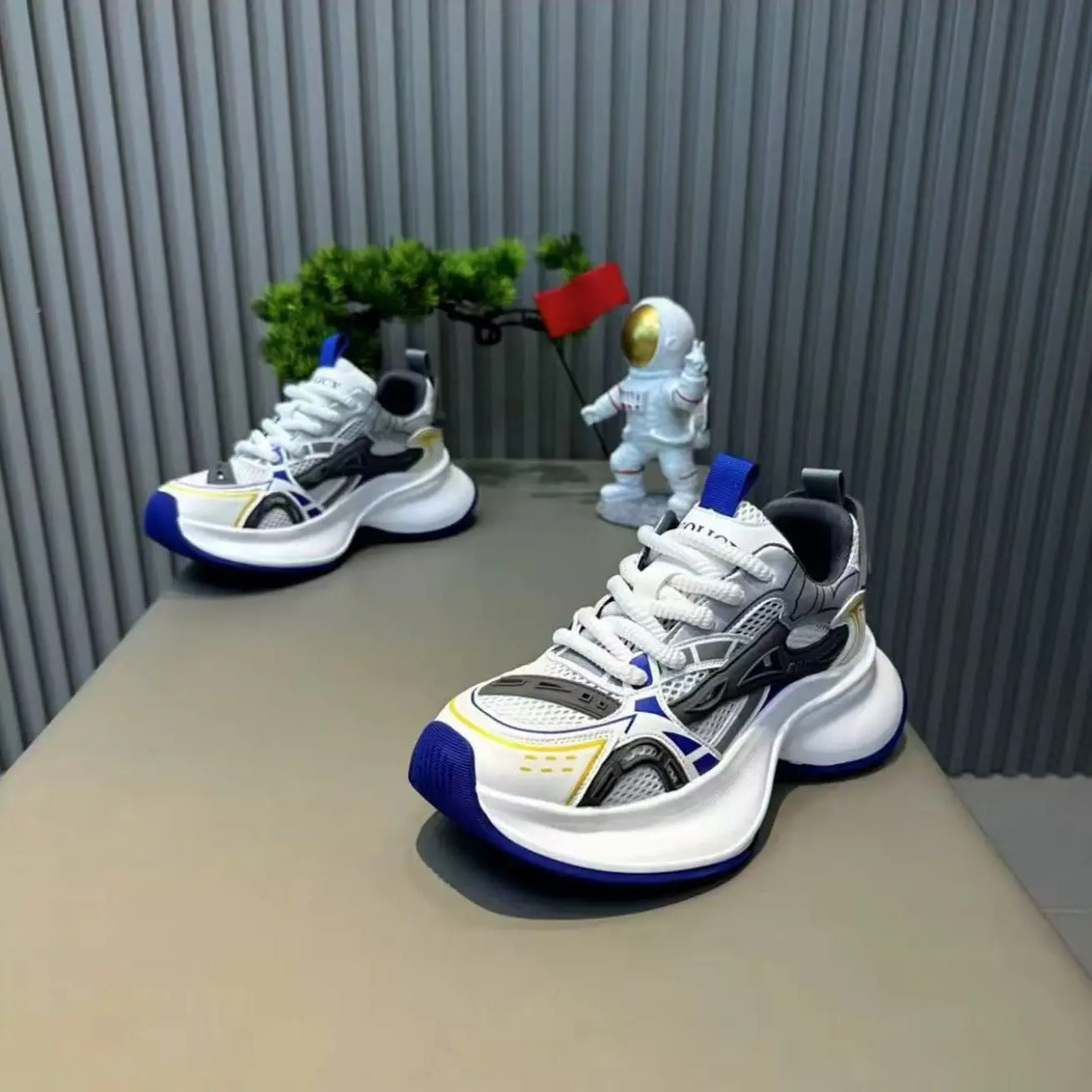 

2025 Men's Casual Sports Shoes Built in Heel Lift Extra Thick Sole Lightweight Durable Work Office Trendy Design