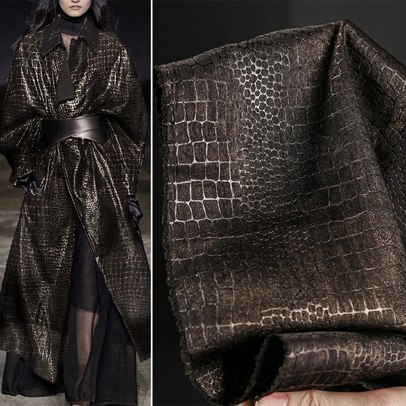 

Высококачественная ткань с тиснением под черное золото и узором в виде чешуи, имитирующая бронзовое покрытие, с текстурой ретро-бионической кожи, дизайнерская ткань для шитья одежды своими руками.