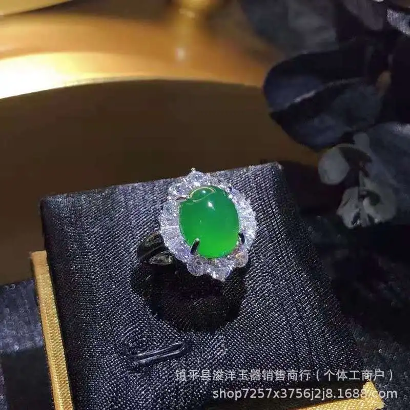 Emerald-colored silver-plated ring inlaid with imperial green, fashionable high ice chalcedony ring, jadeite jewelry