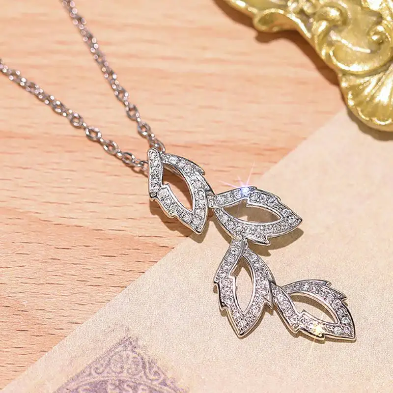 Huitan Ästhetische Blatt-Design-Damen-Anhänger-Halskette mit glänzendem CZ, eleganter Schmuck für Hochzeit, Alltag, vielseitige, schicke Accessoires