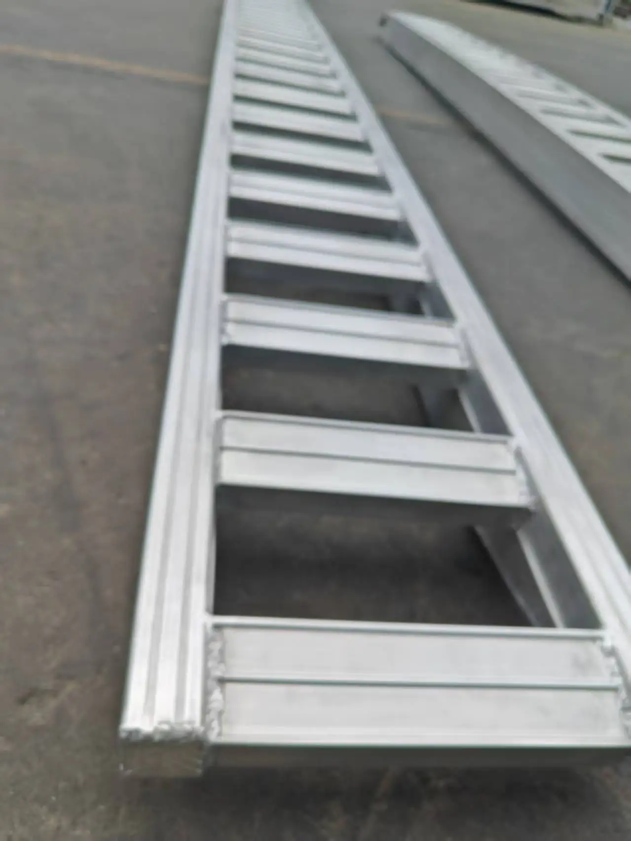 High Quality Durable Aluminum Loading Ramp for Trailers Essential Garden Tool Holder view 4