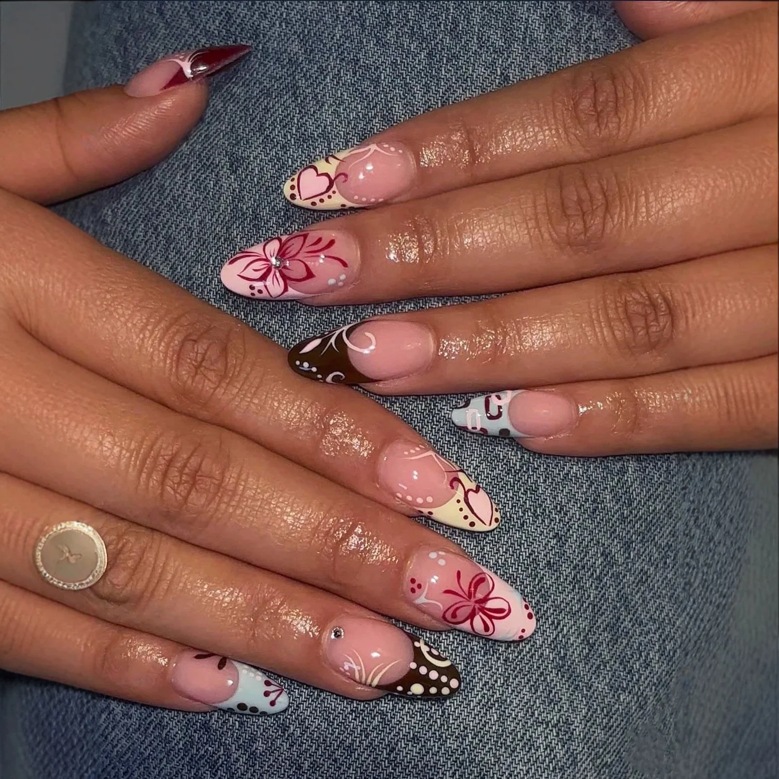 Stylish Press On Nails Graffiti Art Design for Party Wear Retro Sweetheart False Nails 24pcs Reusable Manicure Kit