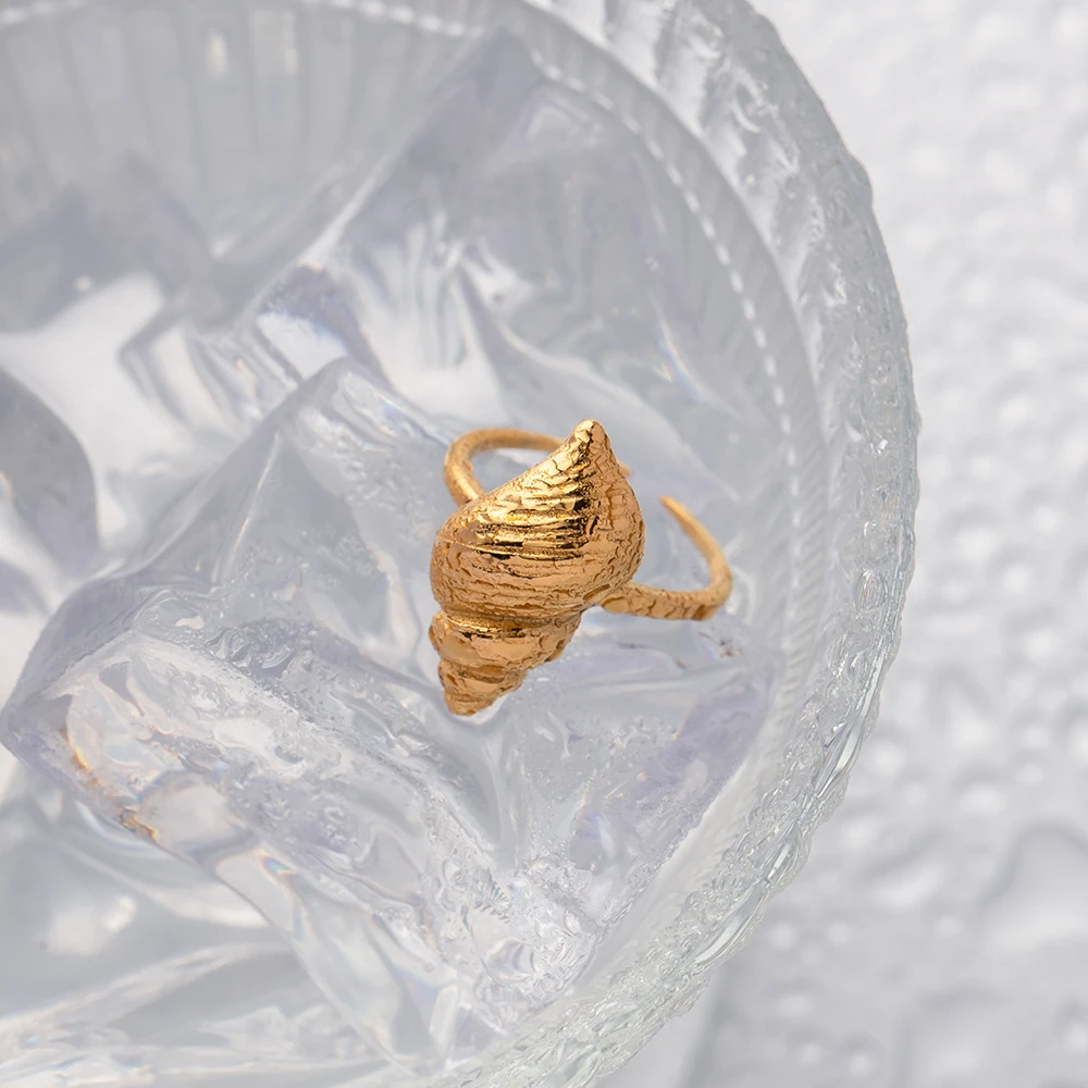 Anello placcato oro 18 carati strutturato Conch anello con struttura geometrica in metallo alla moda da donna a prova di appannamento grosso in