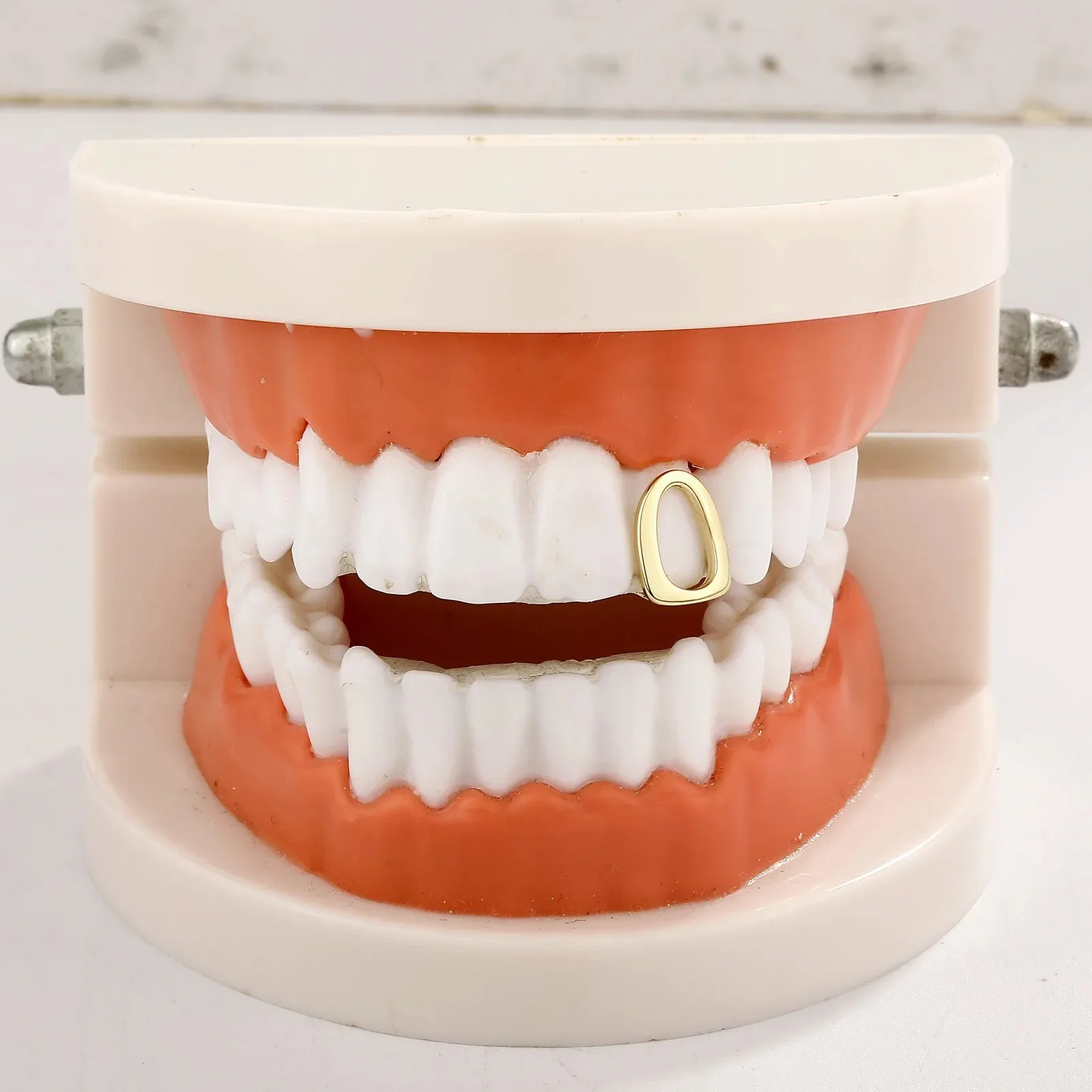 เครื่องประดับฟันแบบกริลล์ซสีทองสำหรับแร็ปเปอร์ฮิปฮอป แบบห่วงเดี่ยว สำหรับฟันบนและล่าง ดีไซน์โปร่ง โดดเด่นมีเอกลักษณ์