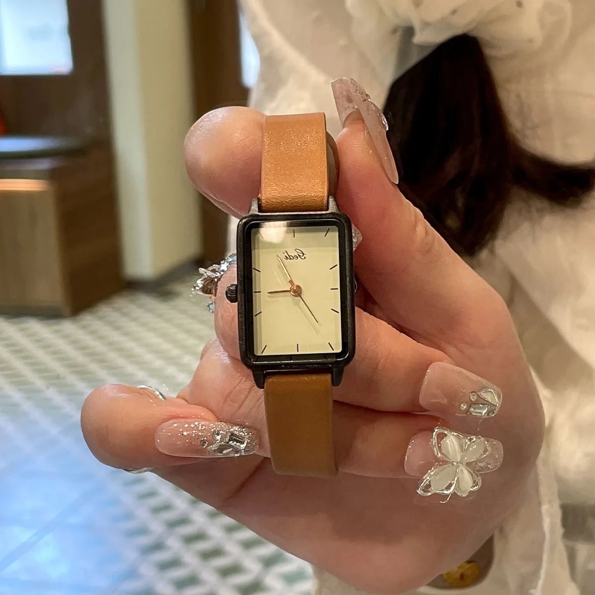 

Женские часы в стиле ретро, роскошные маленькие квадратные часы, женские наручные часы нового модели 2026, высококачественные выбранные часы.