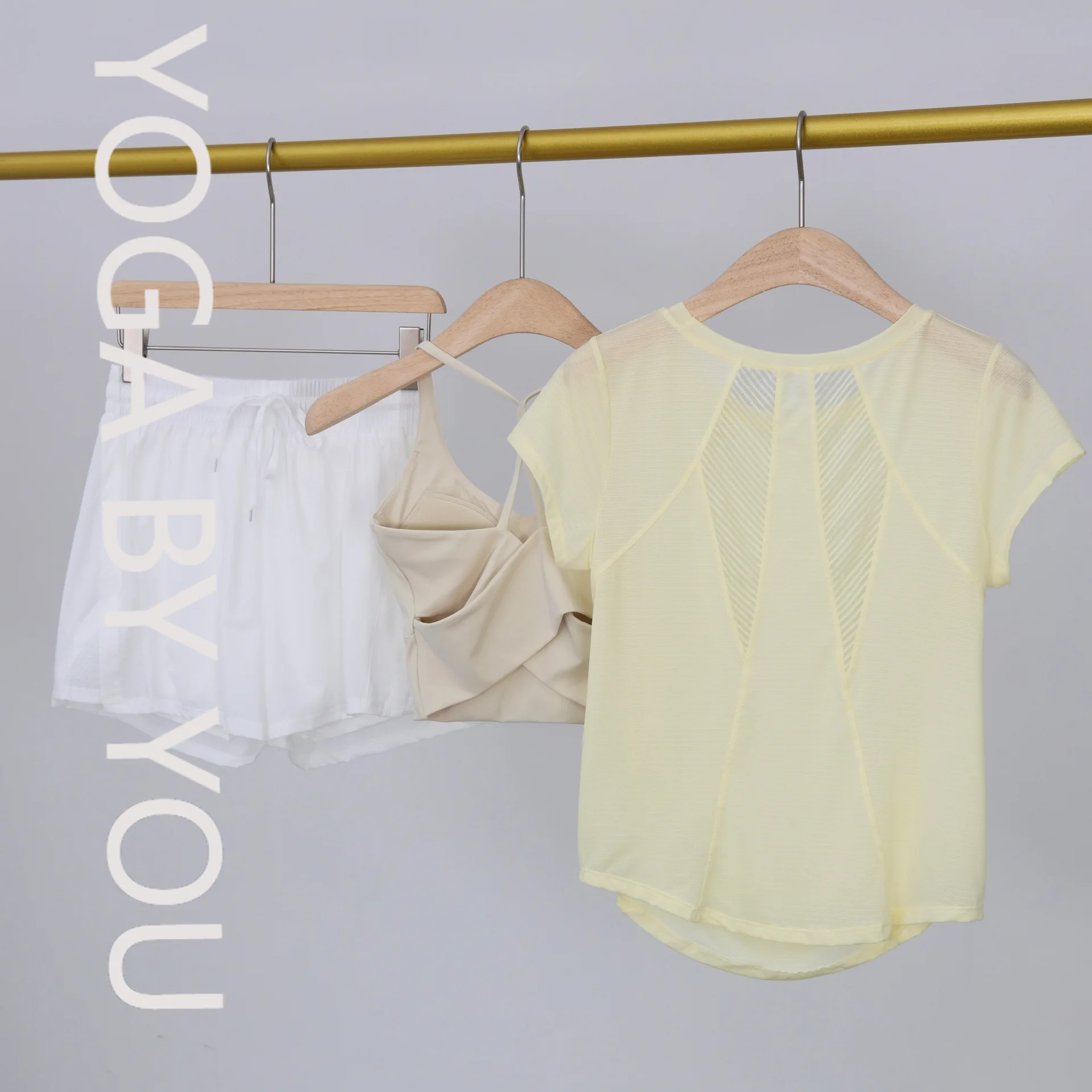 

Спорт Йога Фитнес С коротким рукавом Велоспорт Бег Тонкие узкие шорты с фиксированной чашкой Спортивное нижнее белье Комплект из трех предметов 2025 Новинка