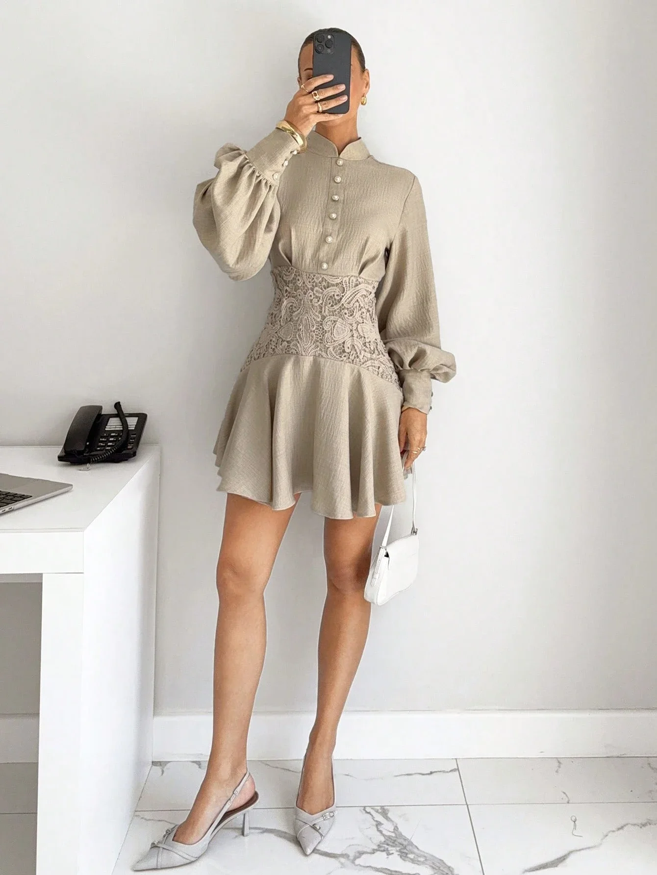 

Элегантное мини-платье с контрастными кружевными рукавами-фонариками для женщин