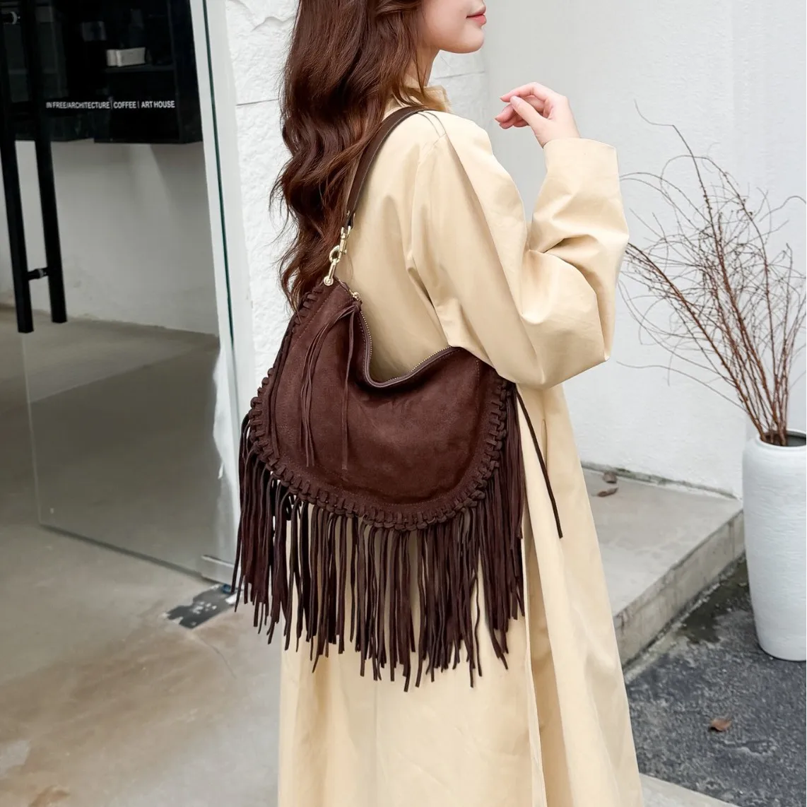 

2025 New Retro Personalized Fringed Suede Matte Shoulder Bag Wave Style Semicircular Messenger Bag Women