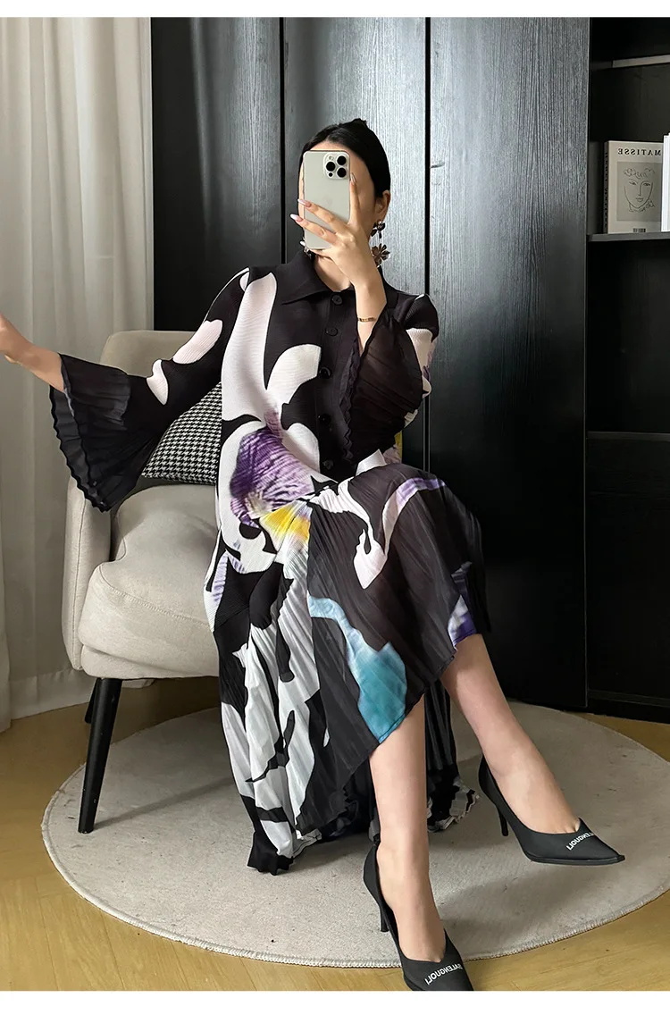 Miyake Plissierter Cardigan mit Knopfleiste, Frühjahr 2024, Neues Damenkleid mit Print, Revers und Blütenknospenärmeln, Sommerliches Damenkleid in Mittellänge – Detail 17