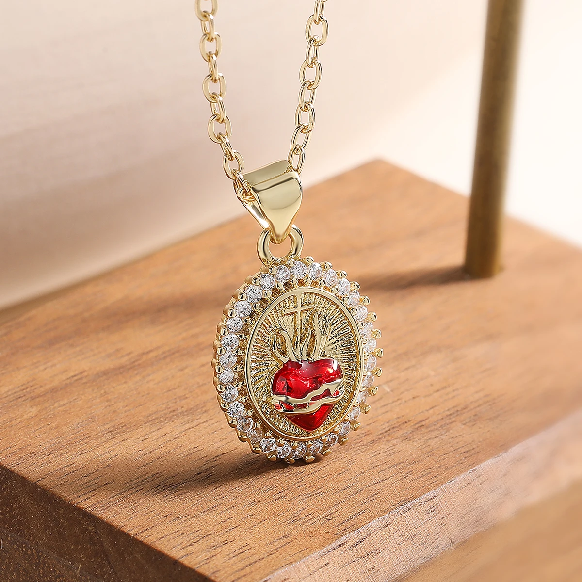 Colar de Coração Sagrado em Latão com Cristal Vermelho, Pingente Oval de Zircônia com Cruz Banhada a Ouro, Joia Religiosa Vintage para Mulheres, Presente