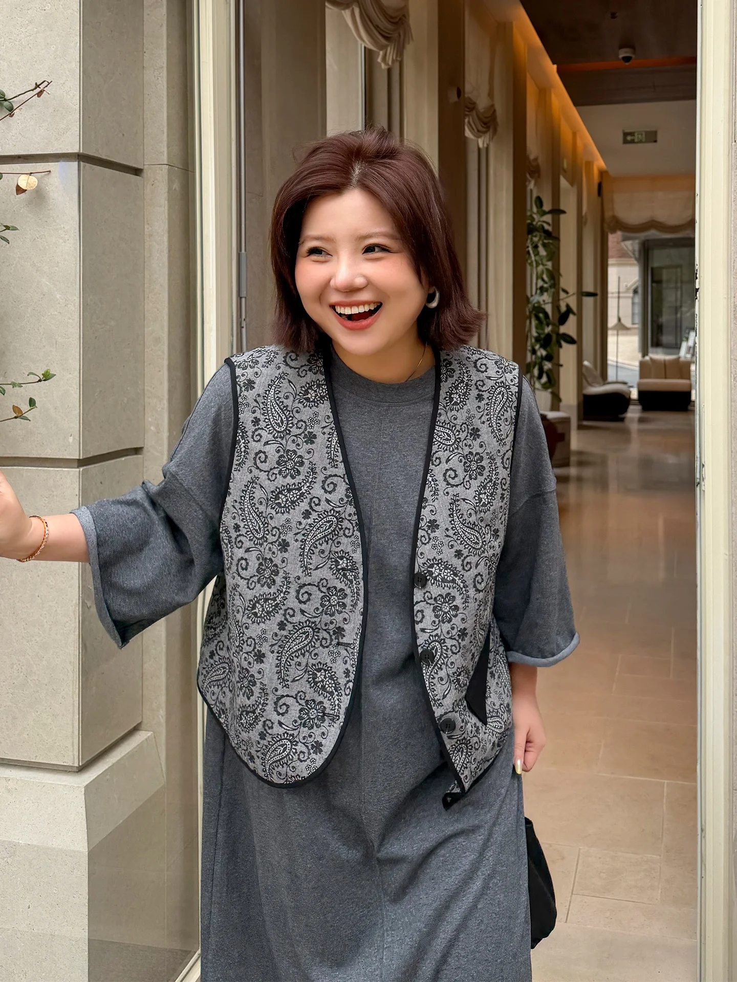 

Жилет женский больших размеров с асимметричной цветочной вышивкой, из хлопковой смеси, на одной пуговице, с V-образным вырезом, для весны и лета