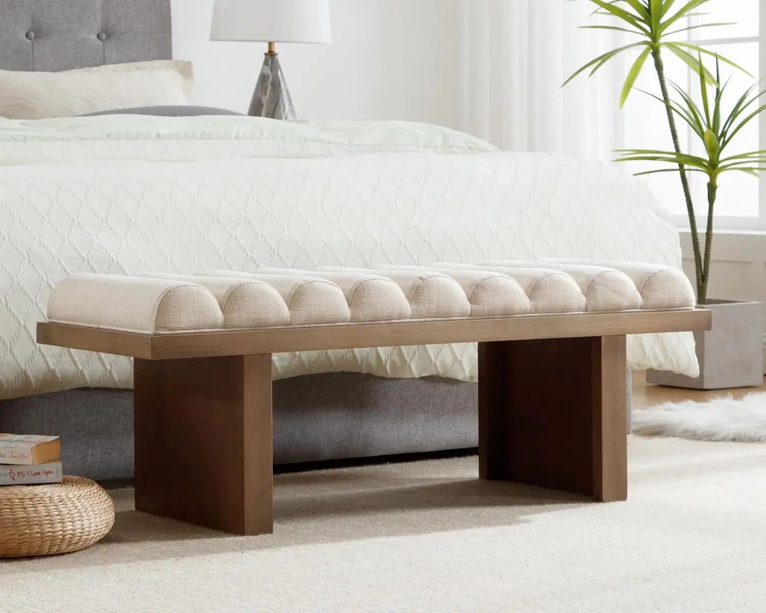 Moderne slaapkamerbank, 47-inch gestoffeerde eindbank van het bed, gewatteerde inkombank met cilindrisch kussen/houten poten, houten wind