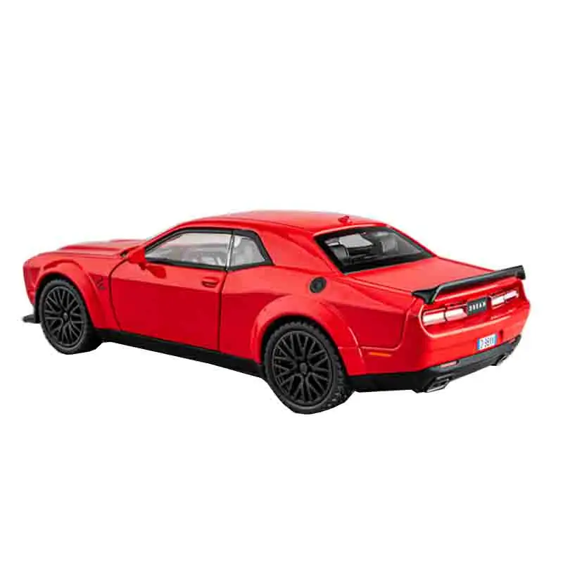 รถของเล่น Dodge Challenger Hellcat ขนาด 1:32 ผลิตจากโลหะหล่อขึ้นรูป พร้อมเสียงและไฟ