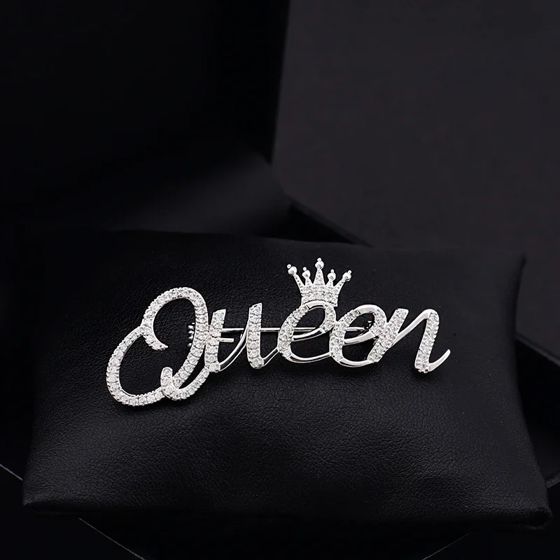 

High-End Letter Queen Brooch Women's Luxury Suit Neckline Corsage Crystal Cardigan Pins Fashion Jewelry Clothes Accessories 6080