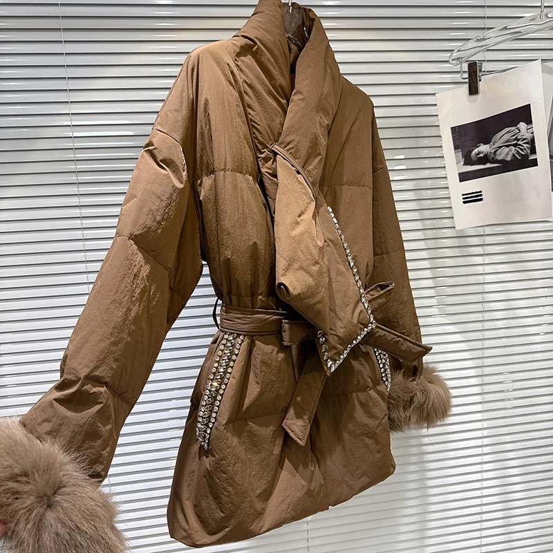 2025年冬新作　ファッショナブルなウォーターダイヤモンドエッジ　毛足の長いカフス付きスカーフカラー　ダウンジャケット　女性らしい上品なダウンコート