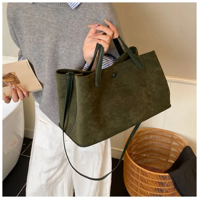 

Elegant Women's Messenger Bag With Fine Leather Classic Paris Neat Commuter Design​