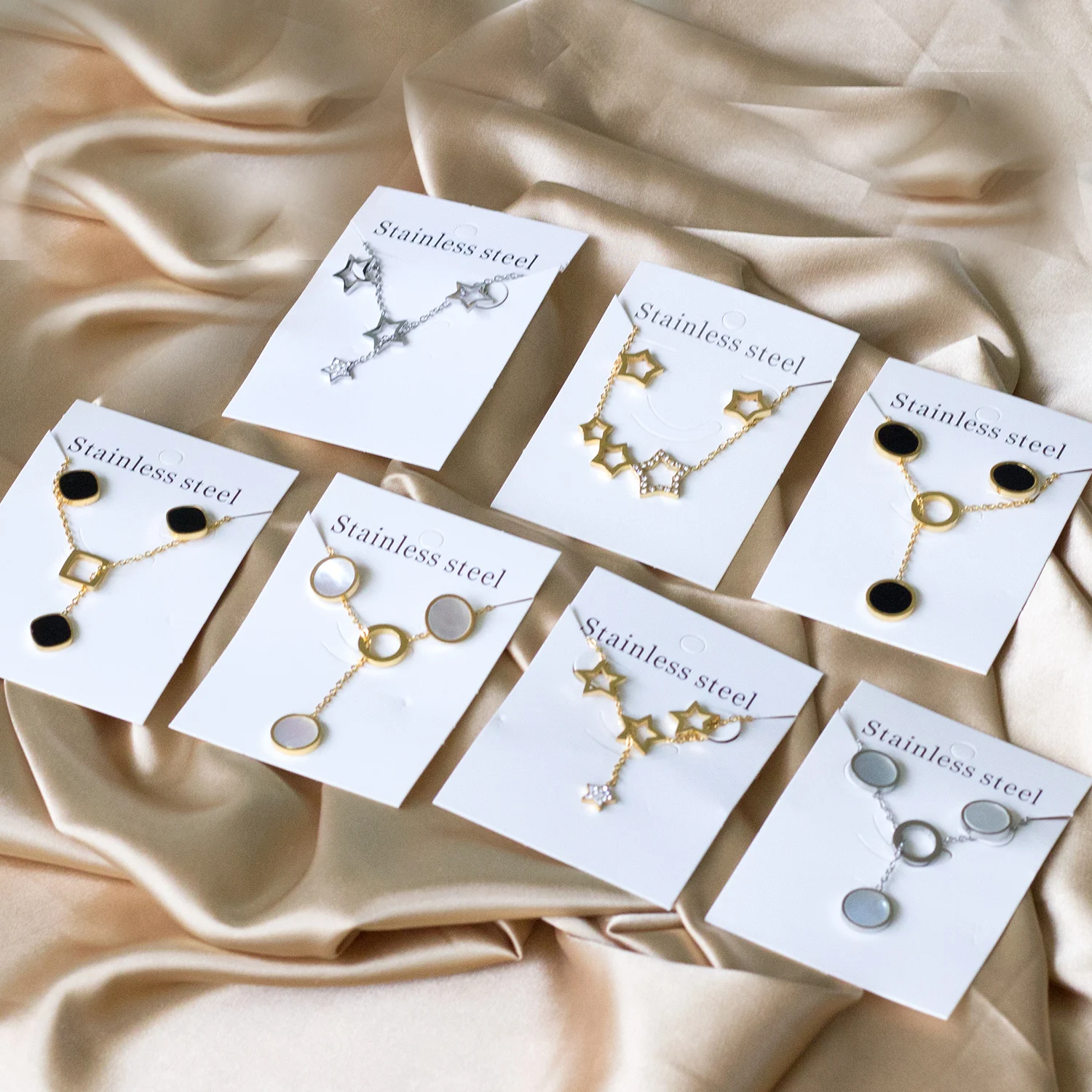 LUXUKISSKIDS-Conjuntos de joyería de moda para mujer, adorno de acero inoxidable, collar redondo de concha blanca y negra, pendientes de Boda