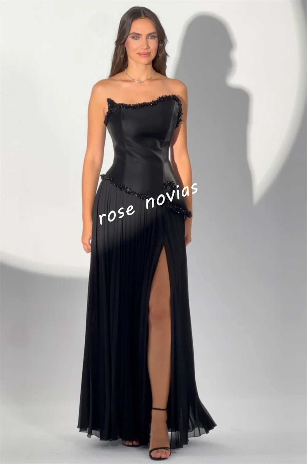 カスタムメイドのシャルムーズプリーツグリッターストラップレスAラインロングドレス、オーダーメイドの特別な機会、気品のある女性のためのエレガントなイブニングパーティードレス