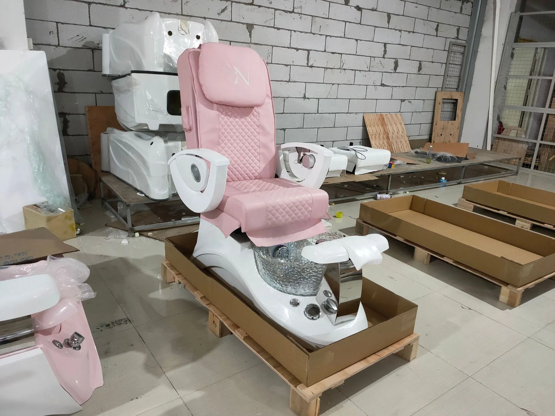 هيكل مبسط: يستخدم وحدة إم داش لتوصيل المعلومات الأساسية ("كرسي باديكير لصالونات الأظافر") مع وظائف المفاتيح ("منتجعات الصحية للقدمين وم #5