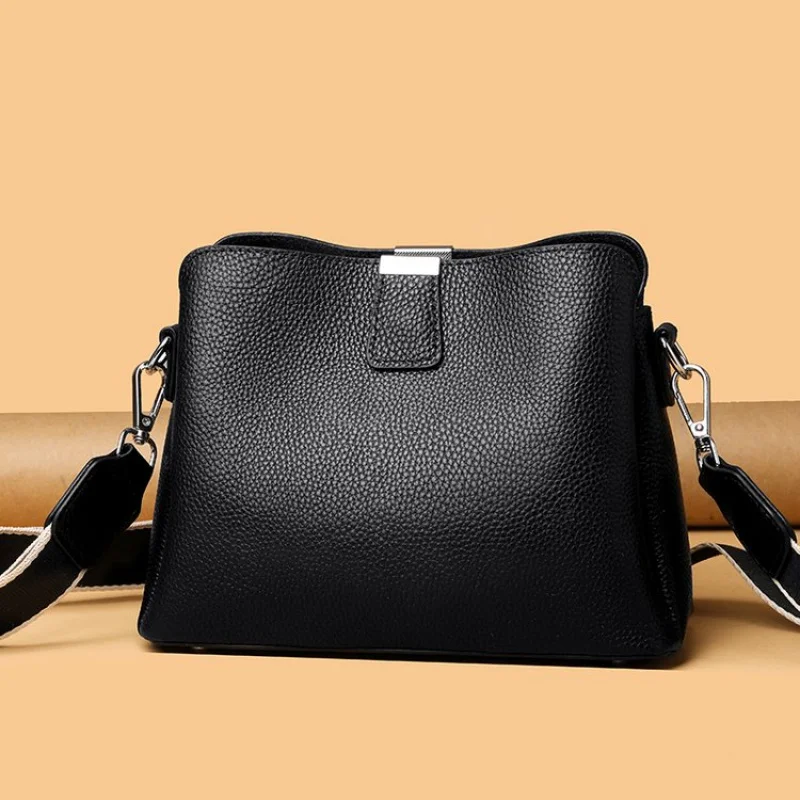 

Vintage Style Doctor Bag For Women In Leather With Retro Hard Frame And Spacious Interior For Unique Fashion