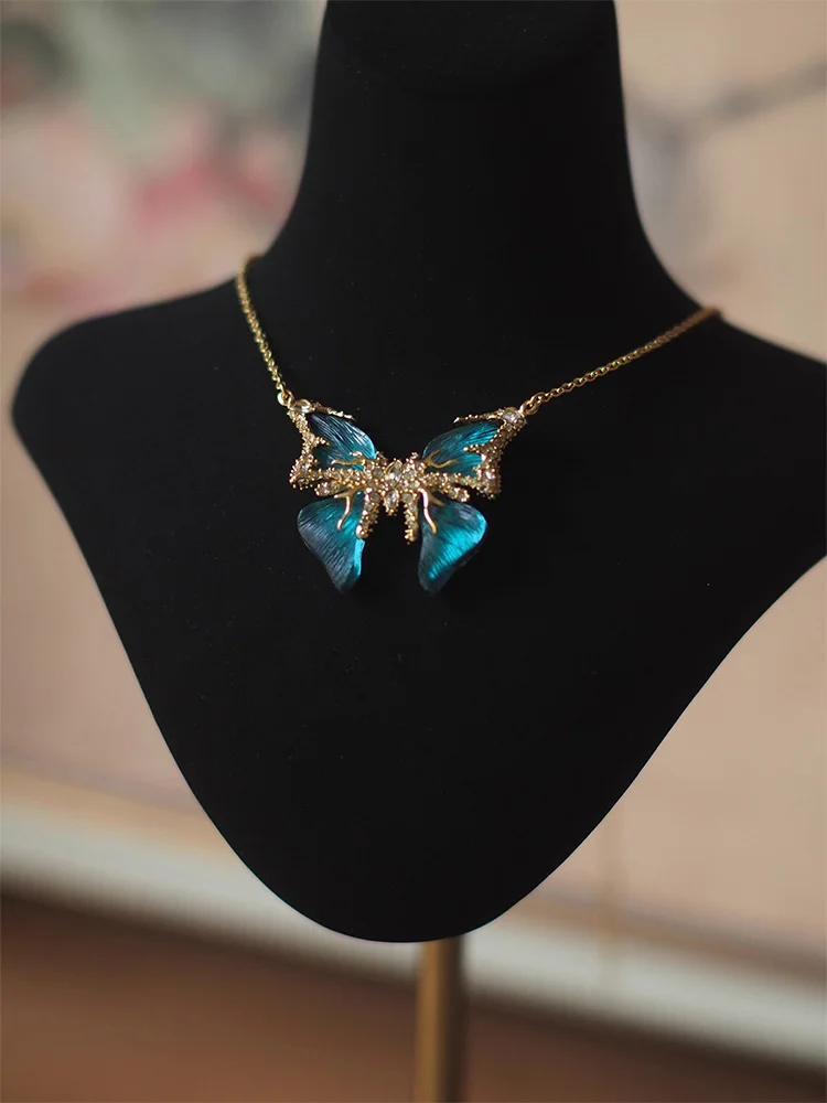 قلادة فراشة زرقاء مطلية بالذهب عتيقة مع كريستالات الزركون - مجوهرات بيان للنساء