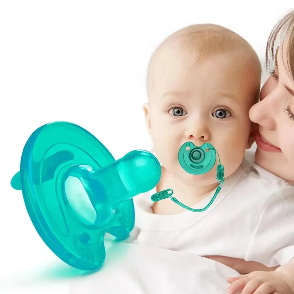 Neugeborenes Baby wird mit einem Schnuller, der der Brustmilch ähnelt, sanft eingeschläfert, ausgestattet mit einem weichen Silikonschnuller und einem runden Kopf, um das Fressen zu verhindern. – Detail 2