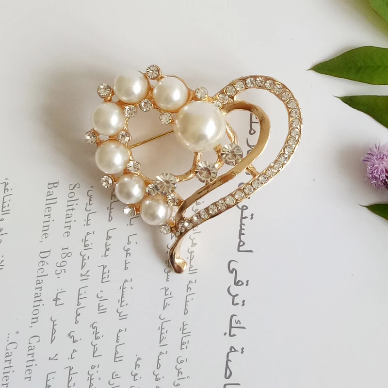 New fashion High-quality alloy Round new pearl Rhinestone brooch women\'s elegant clothing Shawl Scarf Buckle pins  jewelry H1051
