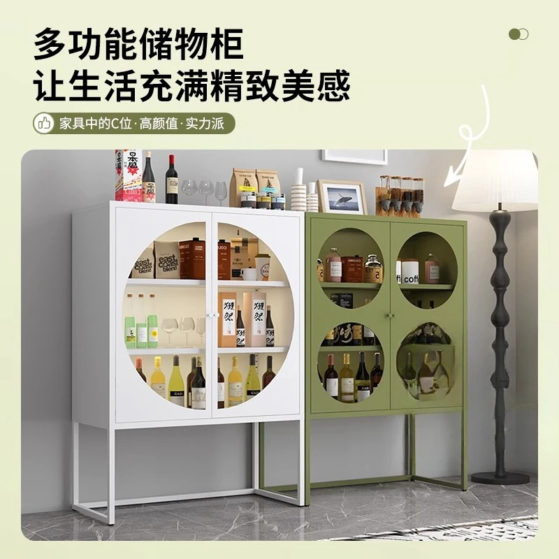 خزانة مشروبات فاخرة من الحديد المطاوع بإضاءة نورديك، وخزانة جانبية لتناول الطعام على الحائط، وعرض باب زجاجي لغرفة المعيشة