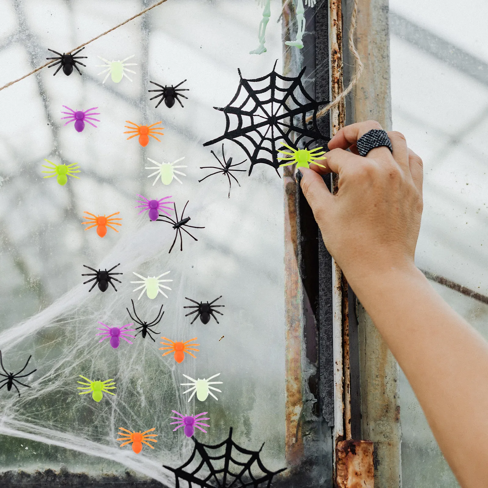 200個入りリアルなプラスチック製クモの飾り-ハロウィンパーティー装飾-怖いいたずら小道具-お祭りシーン教育用-楽しいクモ