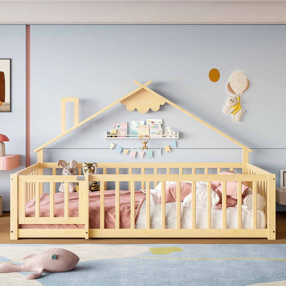 KOMHTOM Letto piatto per bambini con striscia casetta, ringhiera (con serratura) e superficie in legno di pino
