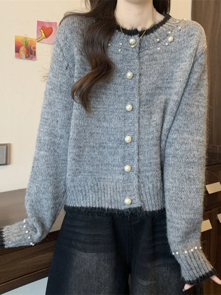 Czerwony sweter damski z dzianiny, luźny, okrągły dekolt, zapinany na guziki z perłami, wiosenny, modny, do pracy, długi rękaw, sweter, płaszcz, top.