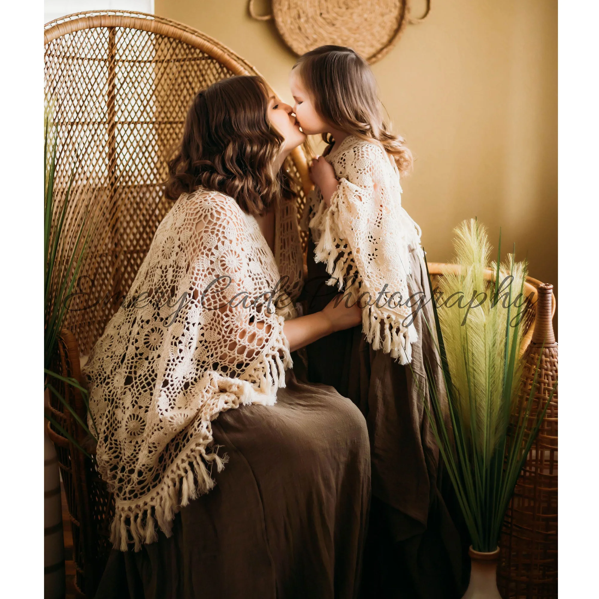 Vestido de Lino con Volantes en Rosa Polvoriento de Don&Judy con Capa de Crochet y Bajo Asimétrico, Estilo Bohemio para Bodas, Resorts y Sesiones de Fotos