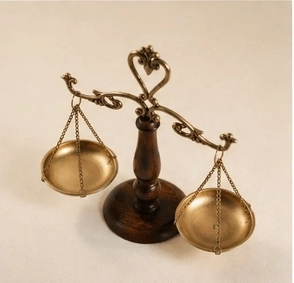 Vintage Libra Decor Retro Balance Scale Ornament Iron Wood Desktop Art For Office Home Lawyer Decor Cast Iron Scales Display