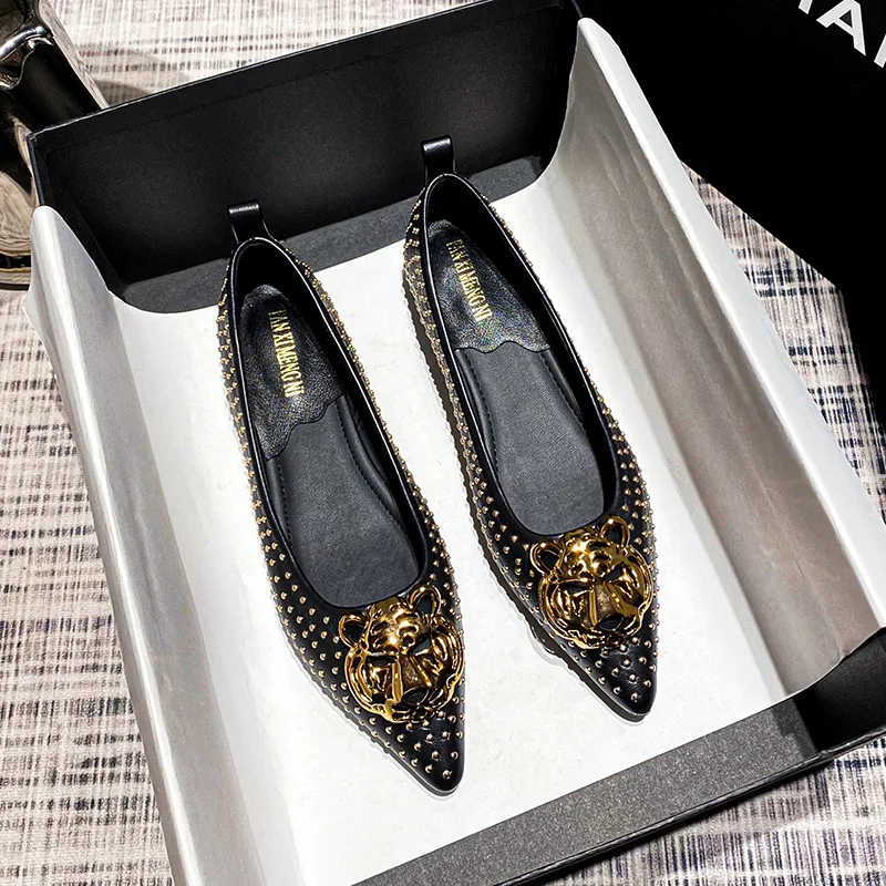 

2024 New High Quality Luxury Metal Buckle Rivets Sequin British Style Pointed Shoes Elegant Style Commuter Women's Flat Shoes