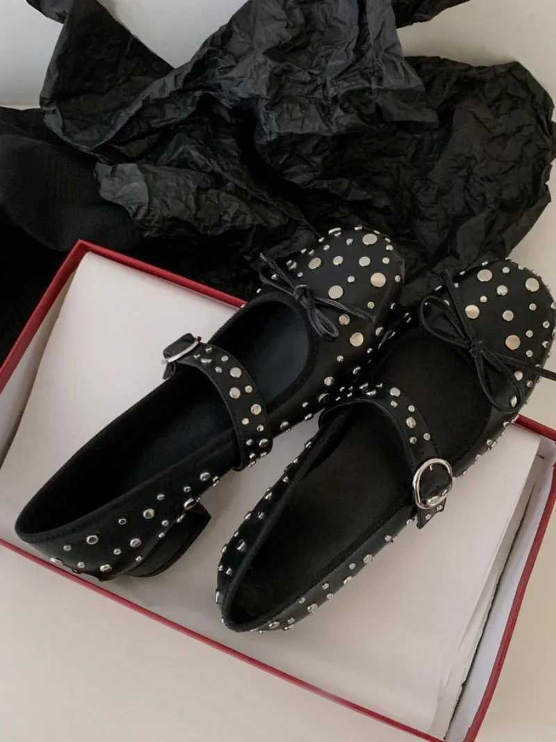 

Весна 2024, новинка, женские кожаные туфли Мэри Джейн с круглым носком и заклепками на среднем каблуке с декоративной пряжкой, женские туфли на мелкой подошве