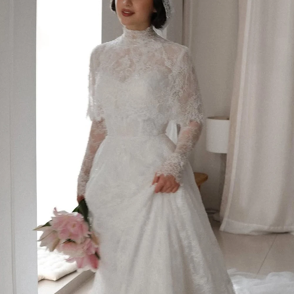 Elegancka suknia ślubna z koronki z żakietem, wysoki kołnierz, długie rękawy, zdobiona koralikami, z trenem typu sweep, vestidos de
