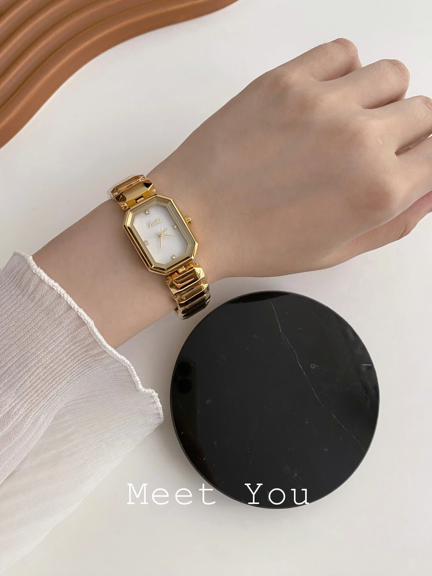 Элегантный перламутровый циферблат, винтажный браслет, мягкий роскошный квадратный браслет, стильные и минималистичные женские часы.