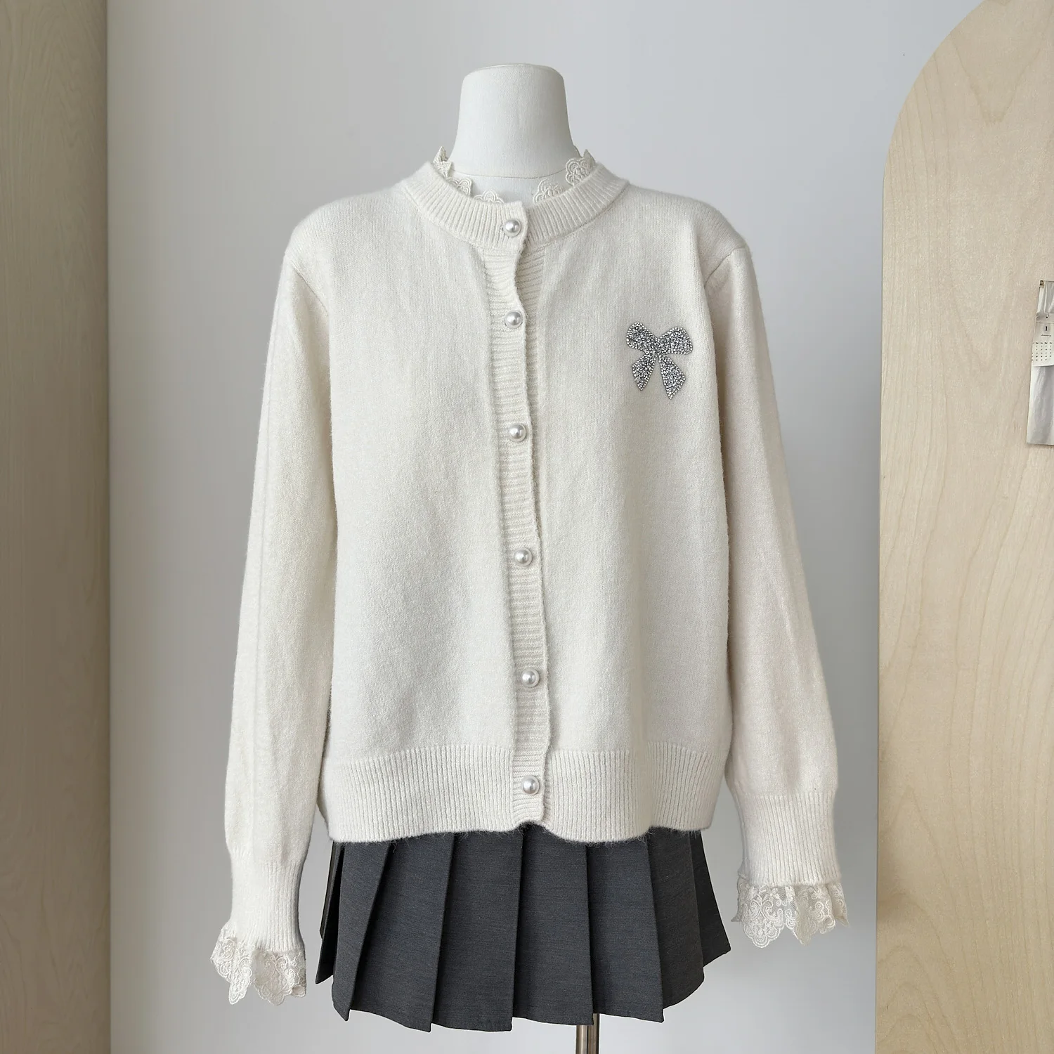 

Women's White Lace Spliced Iron Diamond Bow Sweater Y2k French Sweet Autumn And Winter New Style Gentle And Warm 2000s Sweater