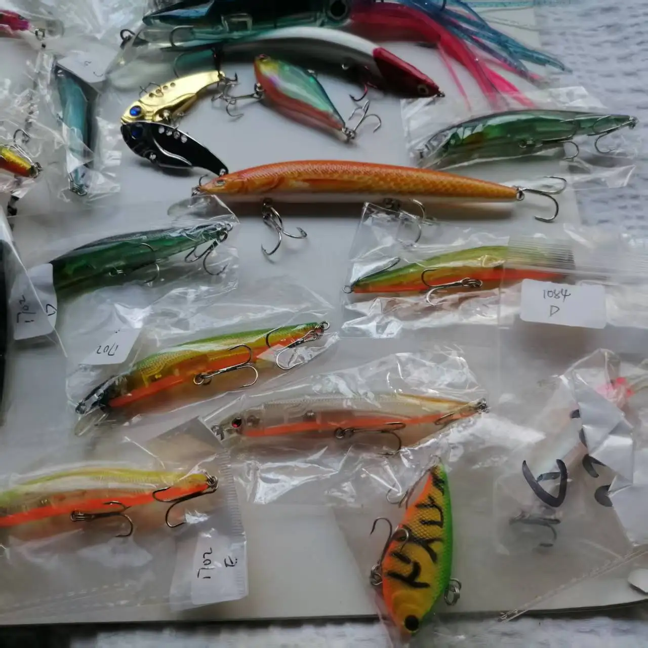 

2 шт. Рядкие предметы открываются, приманки и искусственные приманки були случайным распределением. Вы можете увидеть вперед