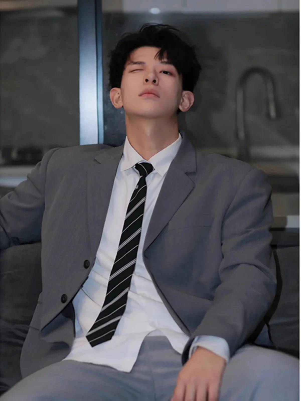 

Повседневный мужской пиджак в корейском стиле, модный, с длинным рукавом, приталенный, из полиэстера