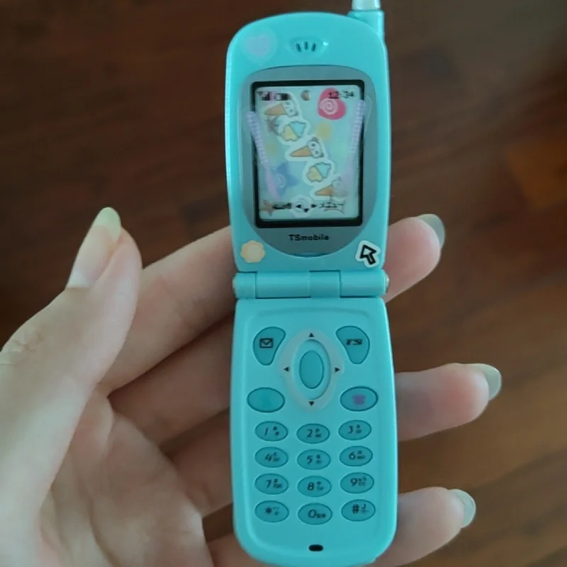 

TOYS SPIRITS Mini Flip Phone Voice Recorder Gashapon Capsule Toy Collectible Retro Gift for Adults Novelty Keychain Accessory