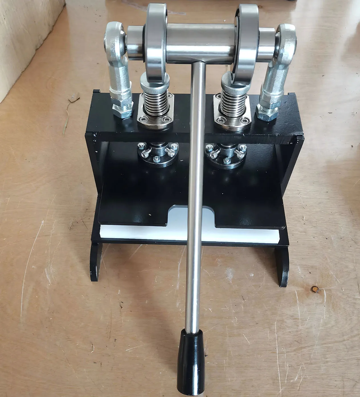 E01 20x20cm Die-cutting Machine Stamping Machine Small Manual Punch, Leather Sample Cutting and Blanking Machine