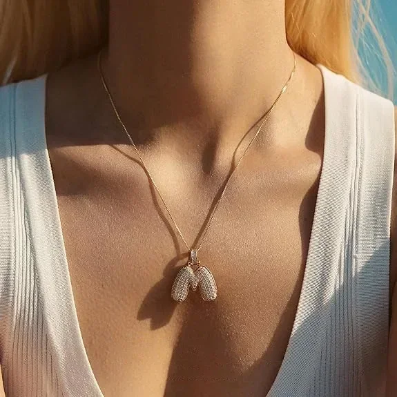 قلادة من الزركون بأحرف إنجليزية جديدة من أمازون للنساء