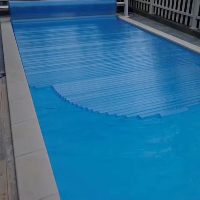 Copertura per piscina elettrica di sicurezza Copertura per piscina automatica per esterni a doghe in materiale PC con telecomando