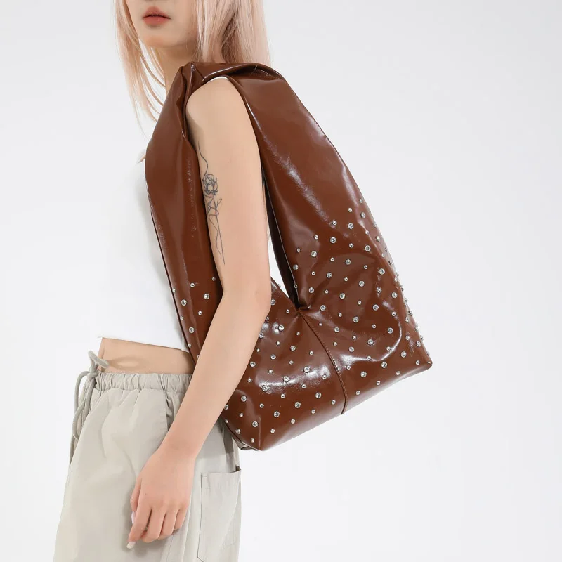 الجانب الأيسر المسامير تصميم فاسق نمط بولي Leather حقائب جلدية تحت الإبط للنساء 2025 الاتجاه الجديد حقيبة كتف الإناث حقائب اليد والمحافظ