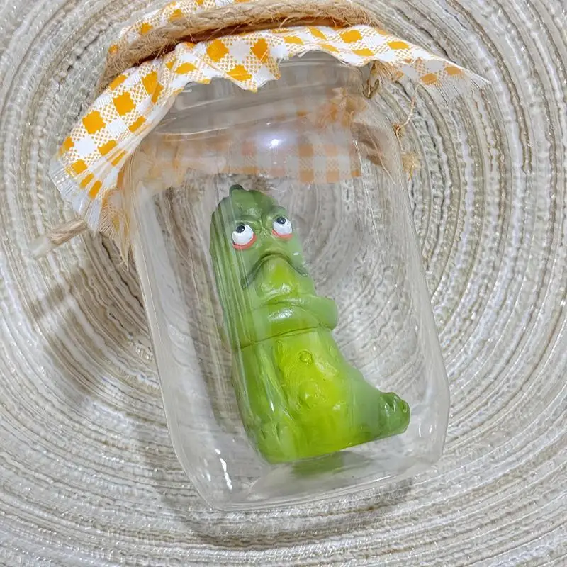 Pickle-Figur mit Glas, Gurken-Figur, Schreibtisch, lustige Pickles, emotionale Unterstützung, Pickle mit lebendigen Ausdrücken für den Esstisch